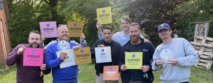 Spelers en staf van VV Peize Zat met hun awards bij de seizoensafsluiting